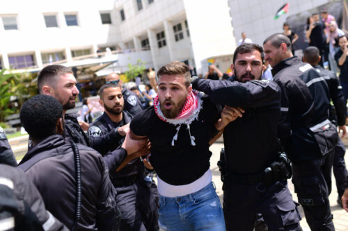 הסטודנטים הפלסטינים שלחו מכתב חריף בדרישה לבטל את התוכנית. שוטרים עוצרים סטודנט פלסטיני בעצרת לציון יום הנכבה באוניברסיטת תל אביב, 15 במאי 2022 (צילום: תומר נויברג / פלאש 90) קיומו של הקמפוס כמרחב אוטונומי ובטוח חיוני לדמוקרטיה הישראלית. שוטרים עוצרים סטודנט פלסטיני בעצרת לציון יום הנכבה באוניברסיטת תל אביב, 15 במאי 2022 (צילום: תומר נויברג / פלאש 90)
