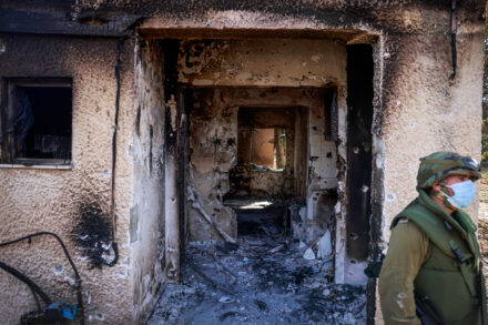 "גם בהיררכיה של הרֶשע יש איזה 'דירוג'". בית שנשרף בהתקפה של חמאס על כפר עזה באוקטובר 2023 (צילום: חיים גולדברג / פלאש 90)
