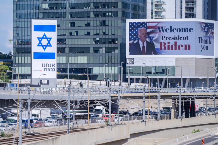 ברחובות ישראל ביידן זוכה לאהדה, בעולם הערבי הרבה פחות. שלט תמיכה בביידן בנתייבי איילון, 18 באוקטובר 2023 (צילום: אבשלום ששוני / פלאש 90) 