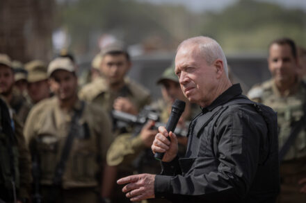 מה שנכשל פעם אחת, אין סיבה שלא ייכשל פעמיים. שר הביטחון יואב גלנט מדבר עם חיילים ליד גבול עזה, 19 באוקטובר 2023 (צילום: חיים גולדברג / פלאש 90)