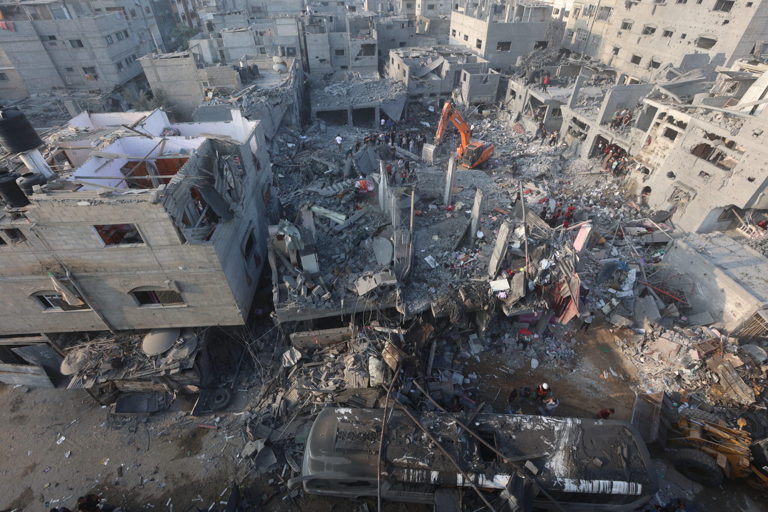 הריסות בח'אן יונס, אחרי הפצצה ישראלית, ב-25 באוקטובר 2023 (צילום: עטיה מוחמד / פלאש90)