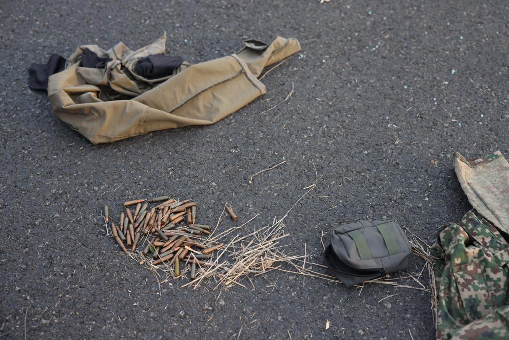 תחמושת וציוד של חמאס על כביש 35 ביום שבת לידי יכיני, שעות לאחר תחילת המתפקה של חמאס (צילום: אורן זיו)