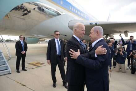 מעצמה אזורית במשבר פנימי עמוק הפועלת בחסות אמריקאית צמודה. ראש הממשלה בנימין נתניהו מקבל בנתב"ג את הנשיא ג'ו ביידן (צילום: אבי אוחיון / לע"מ)