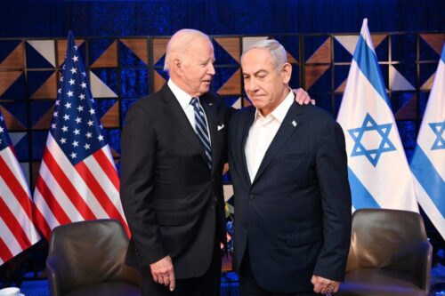 בעוד ארה"ב נצמדת לישראל, מדינות ערב מתרחקות ממנה. הנשיא ג'ן ביידן עם ראש הממשלה בנימין נתניהו בביקורו בישראל, 18 באוקטובר 2023 (צילום: אבי אוחיון, לע"מ)