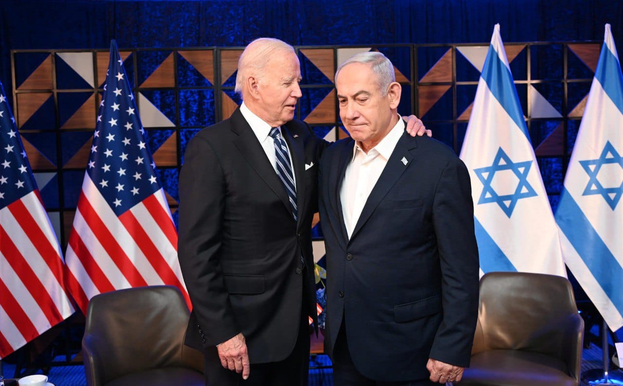בעוד ארה"ב נצמדת לישראל, מדינות ערב מתרחקות ממנה. הנשיא ג'ן ביידן עם ראש הממשלה בנימין נתניהו בביקורו בישראל, 18 באוקטובר 2023 (צילום: אבי אוחיון, לע"מ)