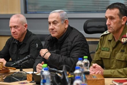 ראש הממשלה, בנימין נתניהו, שר הביטחון, יואב גלנט, והרמטכ"ל, הרצי הלוי, בקריה בתל אביב, ב-24 באוקטובר 2023 (צילום: קובי גדעון / לע"מ)