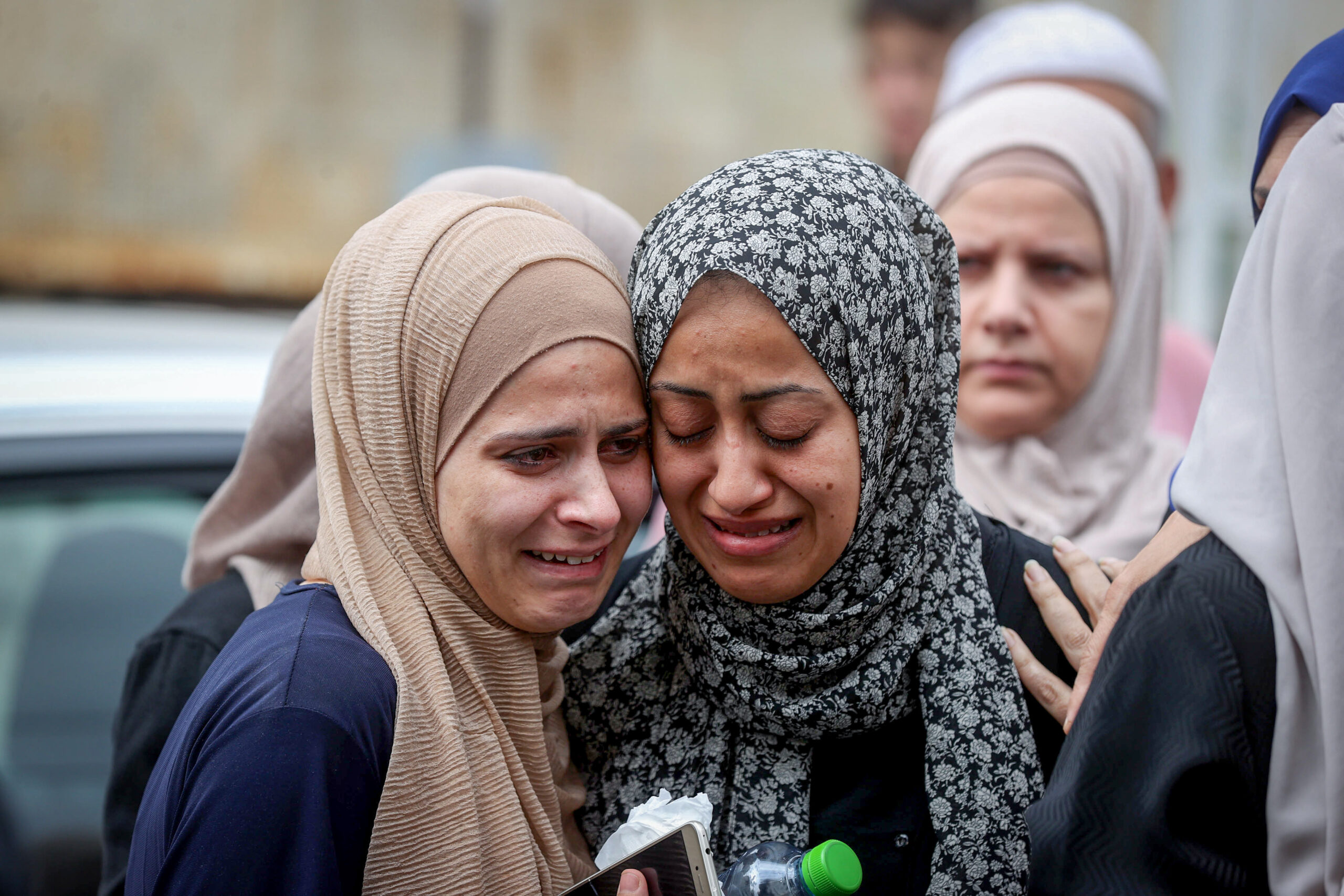 להפסיק את הטיהור האתני בגדה. נשים פלסטיניות בהלוויה של פלסטינים שנהרגו מאש כוחות הביטחון הישראליים במחנה פליטים קלנדיה, אוקטובר 2023 (צילום: פלאש 90) 
