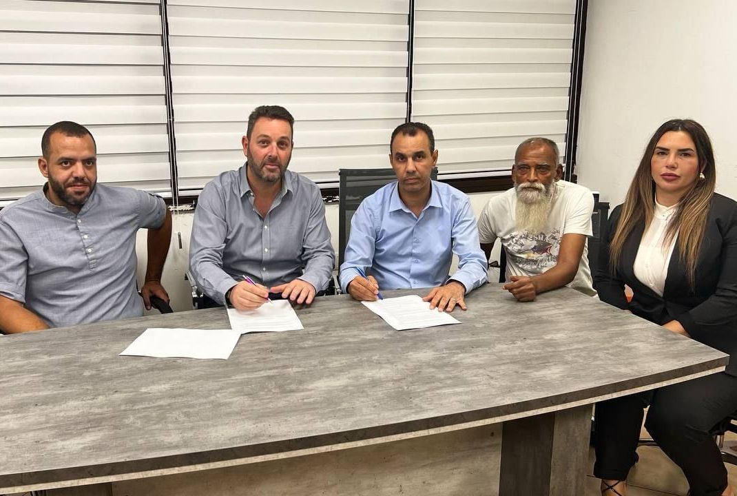 "מכירים אותו שנים". חברי הרשימה הערבית בעכו חותמים על הסכם עם אוהד שגב (שני משמאל), מועמד לראשות העיר עכו (צילום: רשימת האחדות העכואית)
