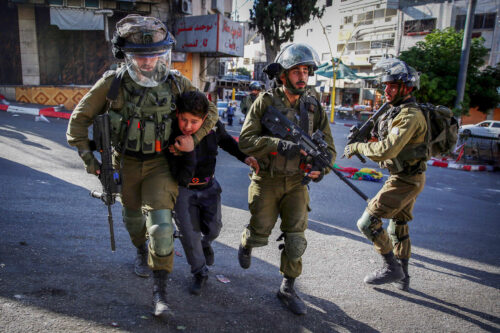 חיילים עוצרים ילד פלסטיני בחברון, ב-23 בספטמבר 2021 (צילום: וויסאם השלמון / פלאש90)
