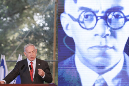 השווה בין המאבק בין הילידים באמריקה הצפונית ובין התיישבים הבריטים ובין המאבק בין הציונים לערבים בארץ ישראל. בנימין נתניהו באזכרה לזאב ז'בוטינסקי, יולי 2023 (צילום: נועם ריבקין פנטון / פלאש 90) השווה בין המאבק בין הילידים באמריקה הצפונית ובין התיישבים הבריטים ובין המאבק בין הציונים לערבים בארץ ישראל. בנימין נתניהו באזכרה לזאב ז'בוטינסקי, יולי 2023 (צילום: נועם ריבקין פנטון / פלאש 90)