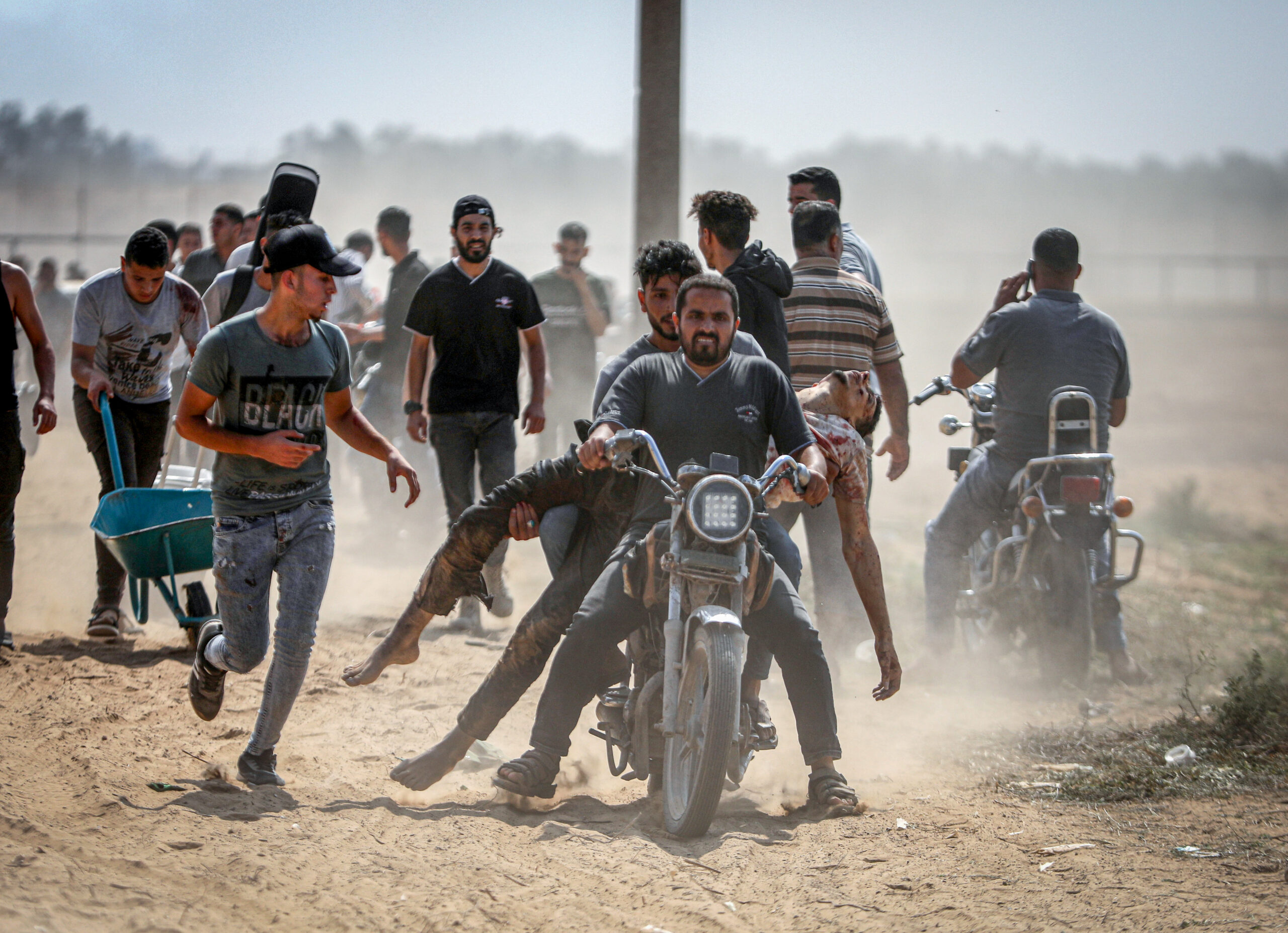 הם מצופה מצלמים שיעצרו אנשים עם נשק? פלסטינים חוזרים מתוך ישראל לעזה, 7 באוקטובר 2023 (צילום: יוסף מוחמד / פלאש 90) 