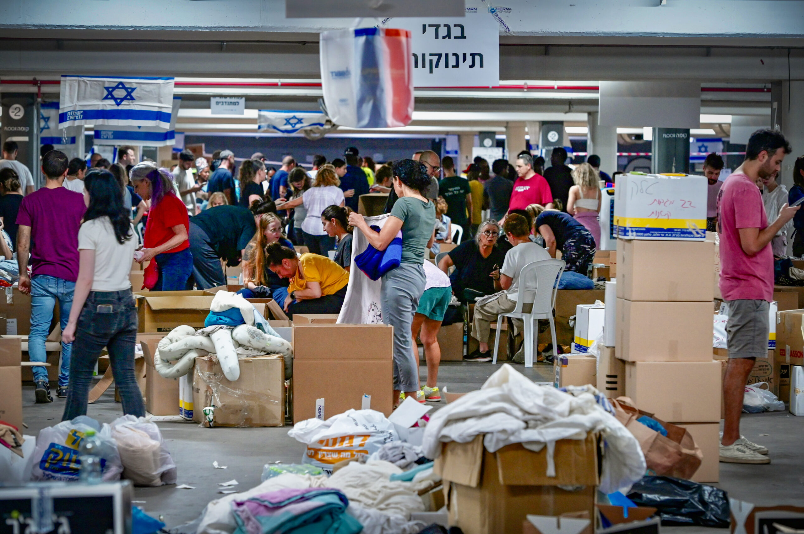 ישראלים מארגנים תרומות מזון, בגדים ומצרכים אחרים למפוני הדרום ולחיילים, בתל אביב, ב-15 באוקטובר 2023 (צילום: אבשלום ששוני / פלאש90)