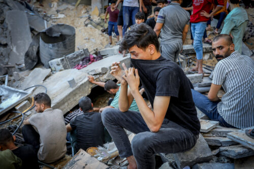 כל הפלסטינים בעזה מתוארים כ"בני מוות" ולכן אפשר לדבר בקלות על השטחה והרעבה. פלסטינים מנסים לחלץ ניצולים מהפצצה ישראלית ברפיח, 31 באוקטובר (צילום: עבד רחים ח'טיב / פלאש 90)
