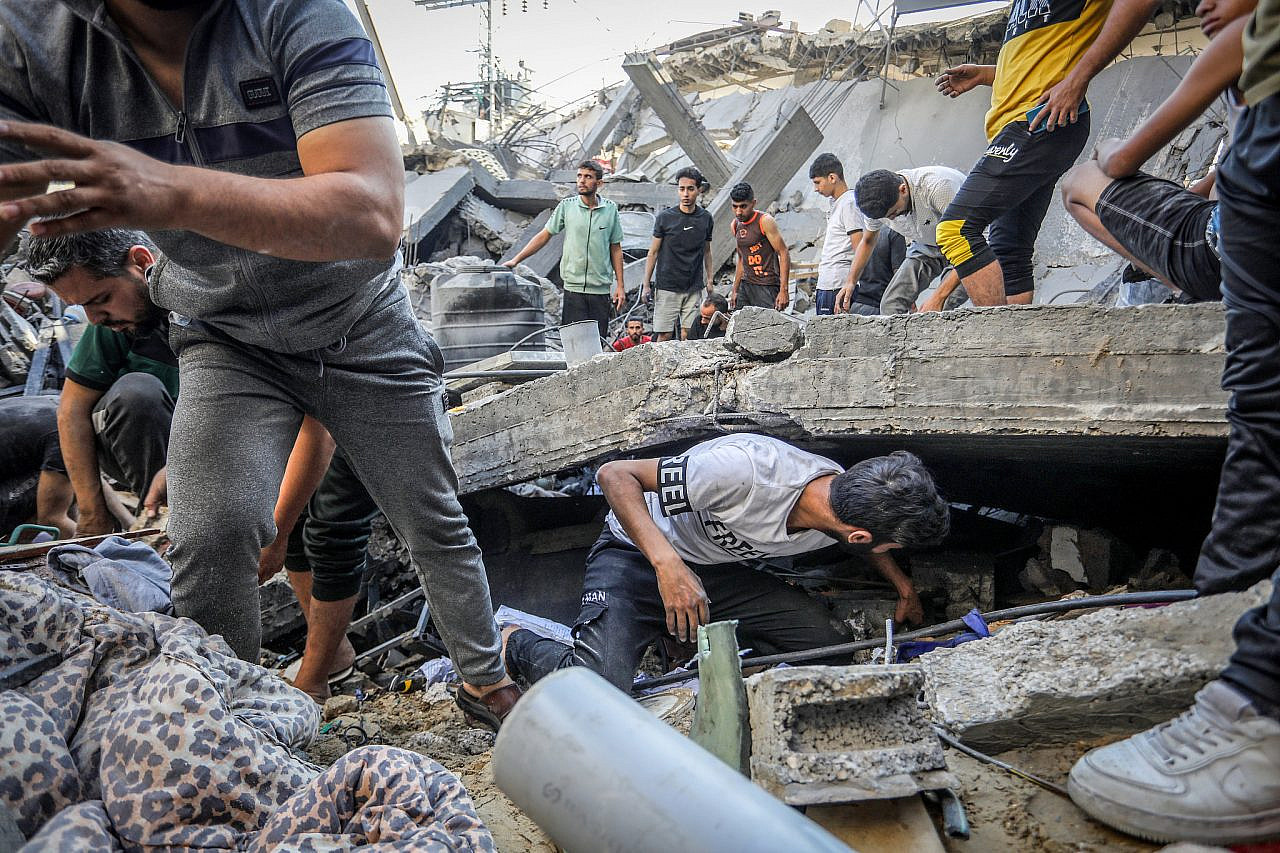 פלסטינים מחפשים ניצולים מתחת להריסות בית ברפיח, בדרום רצועת עזה, אחרי הפצצה ישראלית, ב-31 באוקטובר 2023 (צילום: עבד רחים ח'טיב / פלאש90)