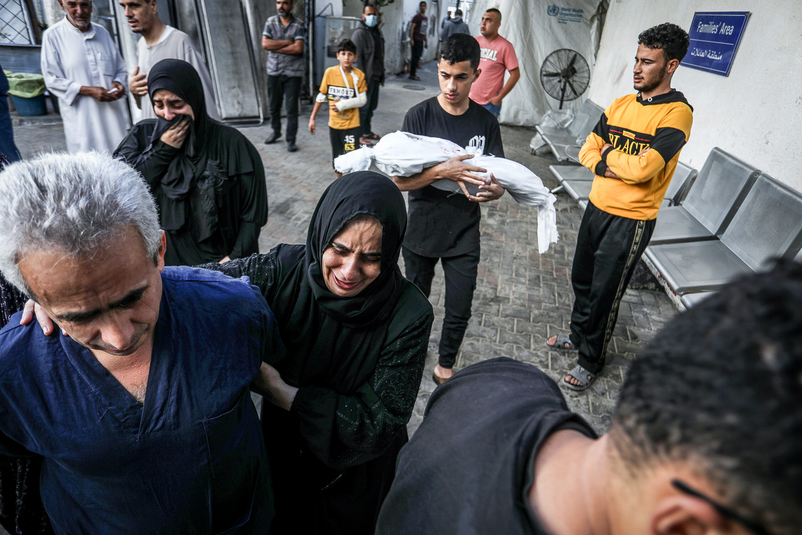 פלסטינים ממתינים בבית החולים א-נג'אר, בדרום רצועת עזה, לקבל את גופות יקיריהם שנהרגו בהפצצה ישראלית, ב-6 בנובמבר 2023 (צילום: עבד רחים ח'טיב / פלאש90)