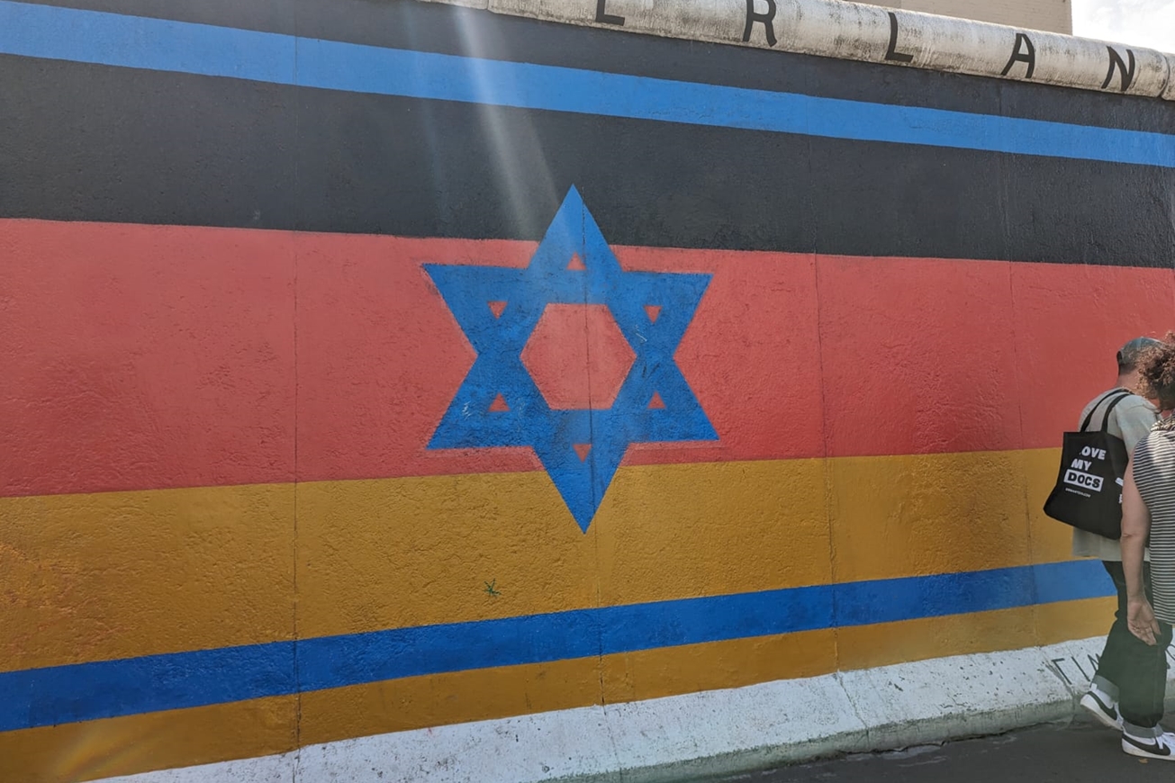 דגלי גרמניה וישראל משולבים באיסט סייד גלרי, ברלין