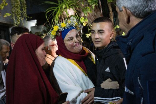 האסירה הפלסטינית עסראא ג'עאביס, ששוחררה לביתה במזרח ירושלים במסגרת העסקה עם חמאס, ב-26 בנובמבר 2023 (צילום: אורן זיו)