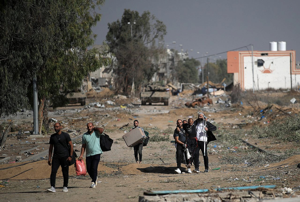 פלסטינים שניסו לחזור לצפון רצועת עזה עם כניסת הפסקת האש לתוקף, אחרי שנתקלו בטנקים ובירי של הצבא הישראלי, ב-24 בנובמבר 2023 (צילום: מוחמד זענון / אקטיבסטילס)