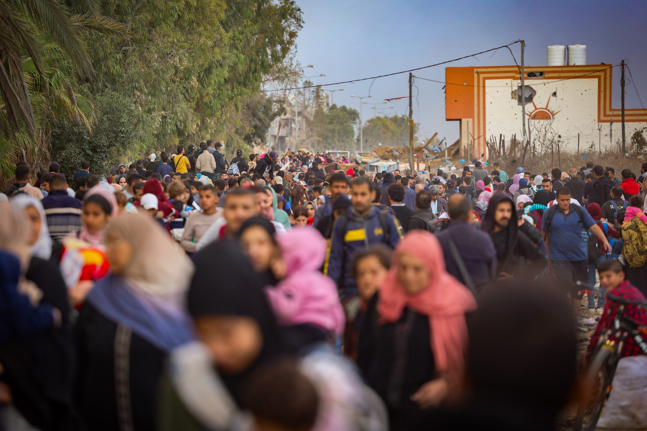 להפצצות התלוותה הרואה של תושבי עזה לנוע דרומה. פלסטינים נעים לכיוון דרום, 19 בנובמבר 2023 (צילום: עטיה מוחמד / פלאש 90)