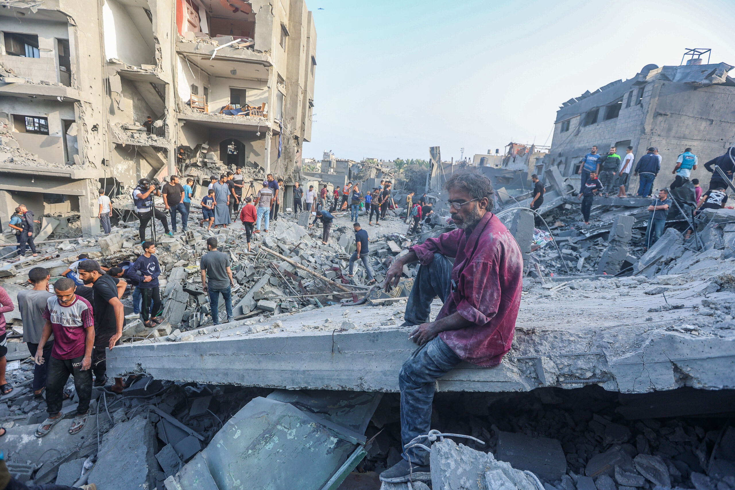 שכונות שלמות חרבו. פלסטיני יושב על הריסות בית שהופצץ במרכז רצועת עזה, 5 בנובמבר 2023 (צילום: עיטה מוחמד / פלאש 90)