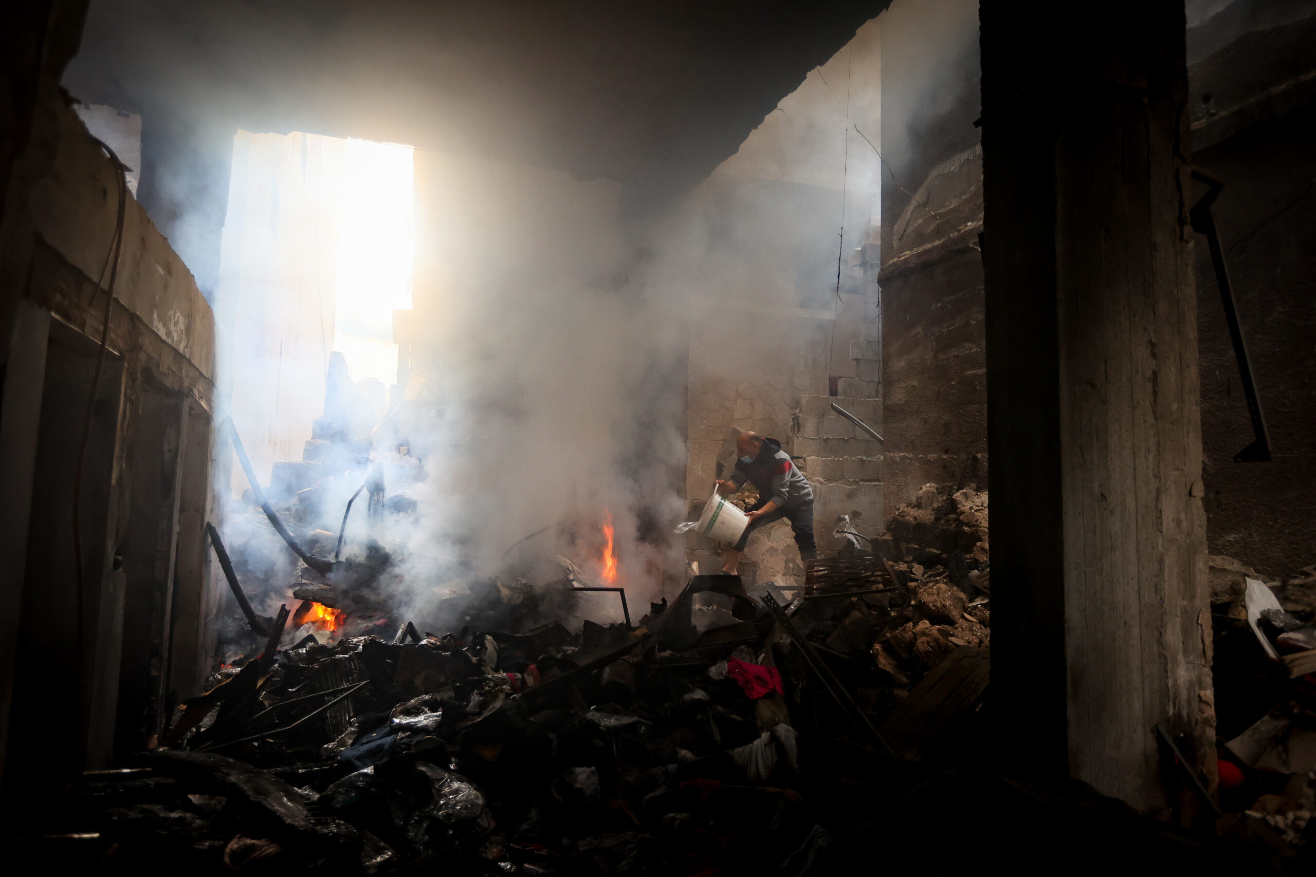 אי אפשר היה לזהות את הגופות. פלסטינים בבניין שחרד בהפצצה בח'אן יונס, 15 בנובמבר 2023 (צילום: עטיה מוחמד / פלאש 90)