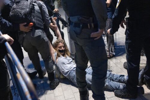 מעצרים ואלימות משטרה בהפגנות נגד סתימת פיות בירושלים ובתל אביב