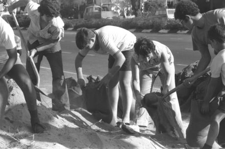 למרות חוסר הוודאות, מערכת החינוך חזרה לעבודה מלאה תוך ימים ספורים. תלמידים ממלאים שקי חול ברמת גן, 7 באוקטובר 1973 (צילום: חנניה הרמן / אוסף התצלומים הלאומי)