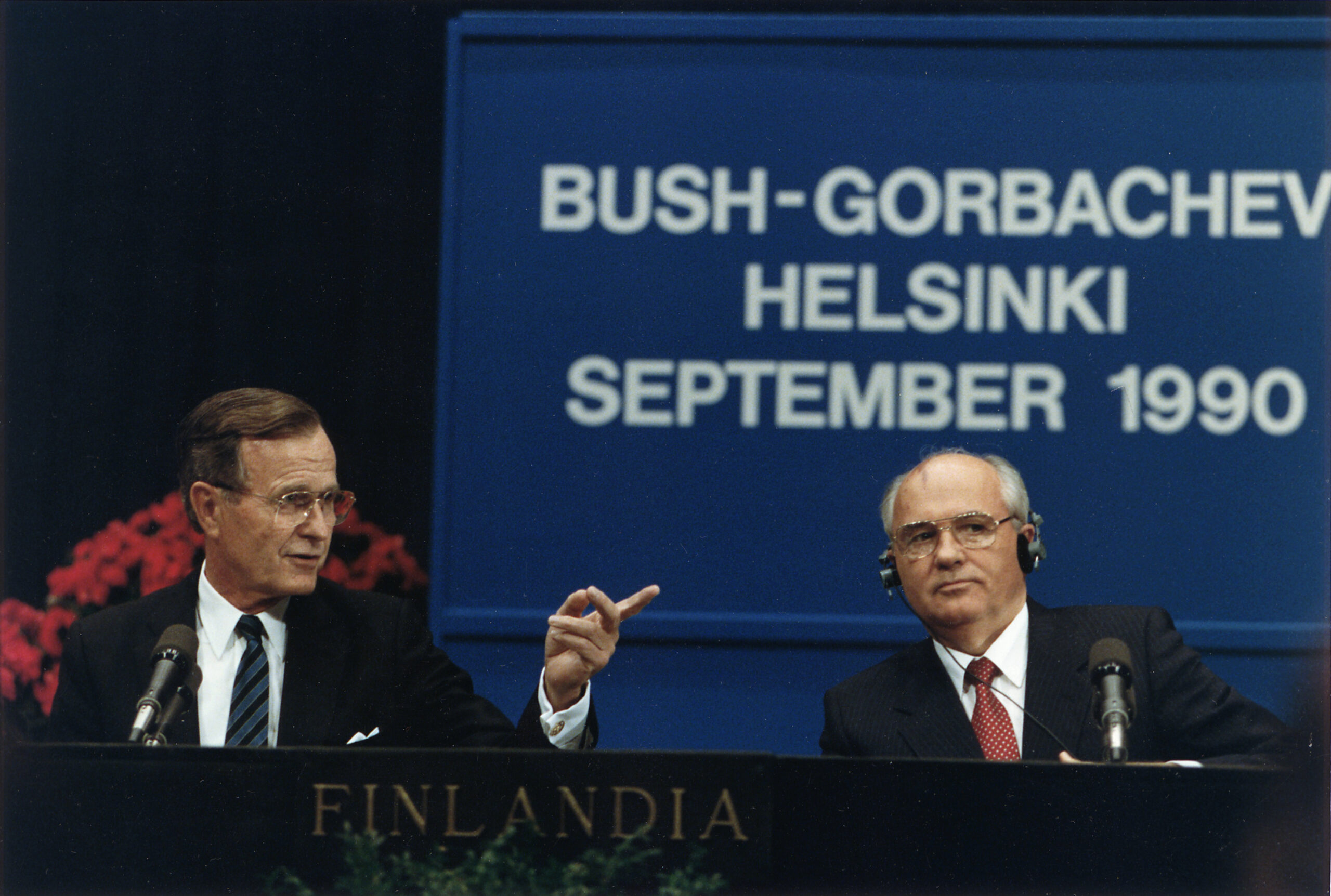 לא השאיר ליצחק שמיר ברירה. ג'ורג' בוש האב במסיבת עיתונאים עם מיכאיל גורבצ'וב ב-1990 (צילום: סוזאן בידל / ספריית הנשיא בוש)
