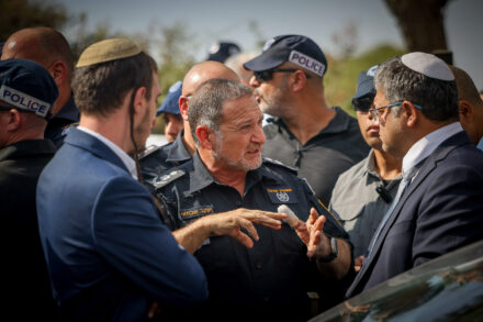 השר לביטחון לאומי, איתמר בן גביר (מימין), ומפכ"ל המשטרה, קובי שבתאי (במרכז), בזירת פיגוע במעלה אדומים, ב-1 באוגוסט 2023 (צילום: חיים גולדברג / פלאש90)