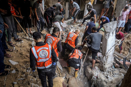 עובדי הצלה מנסים לחלץ ניצולים מתחת להריסות אחרי הפצצה ישראלית ברפיח, דרום רצועת עזה, ב-24 באוקטובר 2023 (צילום: עבד רחים ח'טיב / פלאש90)