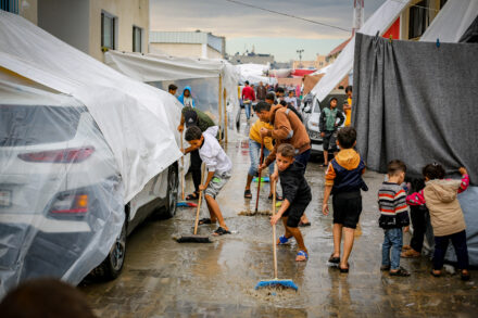 פלסטינים עקורים במחנה אוהלים ליד ח'אן יונס, בדרום רצועת עזה, ב-19 באוקטובר 2023 (צילום: עטיה מוחמד / פלאש90)