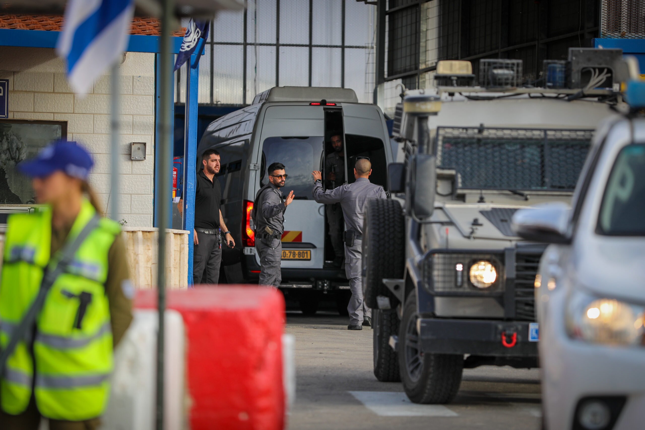 כלי רכב שבהם אסירים פלסטינים ששוחררו במסגרת העסקה בין ישראל לחמאס מגיעים לכלא עופר, ב-25 בנובמבר 2023 (צילום: ג'מאל עוואד / פלאש90)