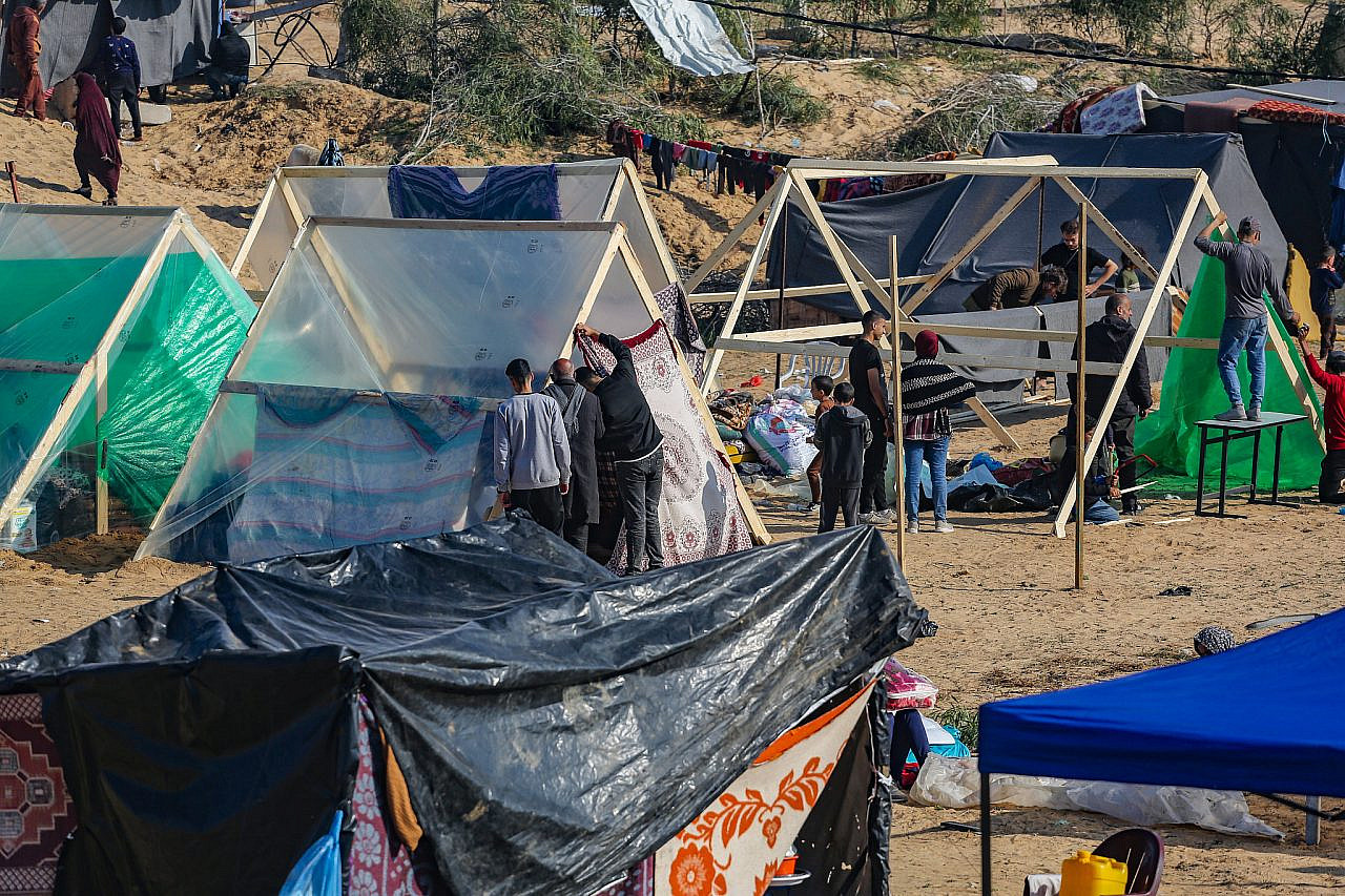 פלסטינים במחנה עקורים זמני ברפיח, דרום רצועת עזה, ב-4 בדצמבר 2023 (צילום: עטיה מוחמד / פלאש90)