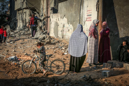 פלסטינים אחרי הפגזה ישראלית ברפיח, דרום רצועת עזה, ב-4 בדצמבר 2023 (צילום: עבד רחים ח'טיב / פלאש90)