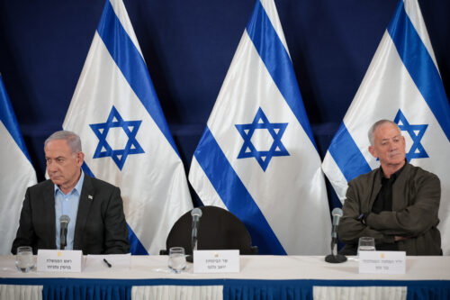 ראש הממשלה, בנימין נתניהו, והשר בני גנץ, במסיבת עיתונאים במשרד הביטחון בתל אביב, ב-16 בדצמבר 2023 (צילום: נעם רבקין פנטון / פלאש90)