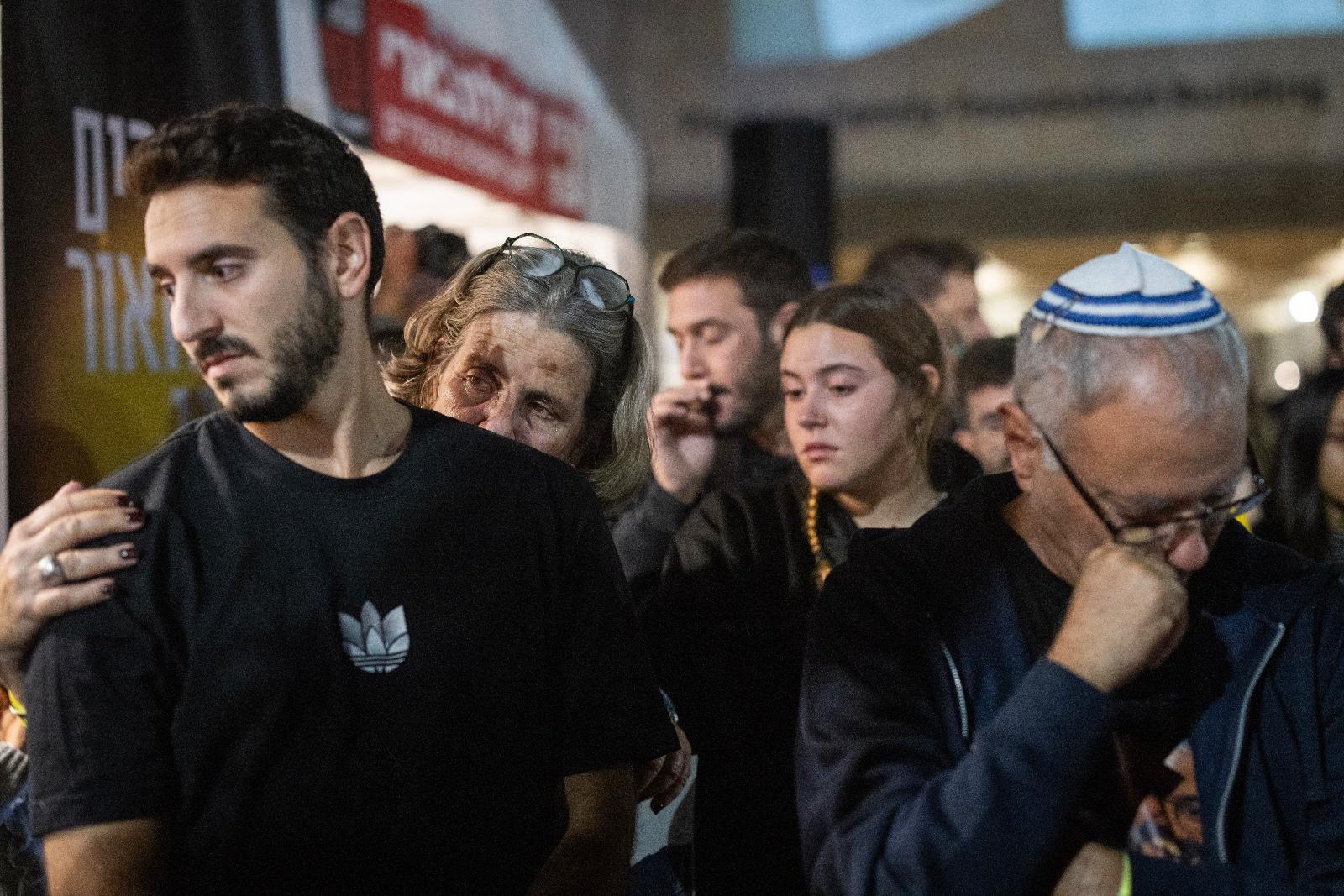 משפחתו של אלון שמריז בהדלקת נר שמיני על ידי אנשי כפר עזה בכיכר החטופים בתל אביב, ב-14 בדצמבר 2023 (צילום: אורן זיו)