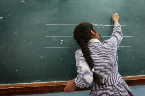 התלמידות הפלסטיניות מקבלות ציונים הרבה יותר גבוהים מהתלמידים. תלמידה בבית ספר ברמאללה (צילום: עיסאם רימאווי / פלאש 90)