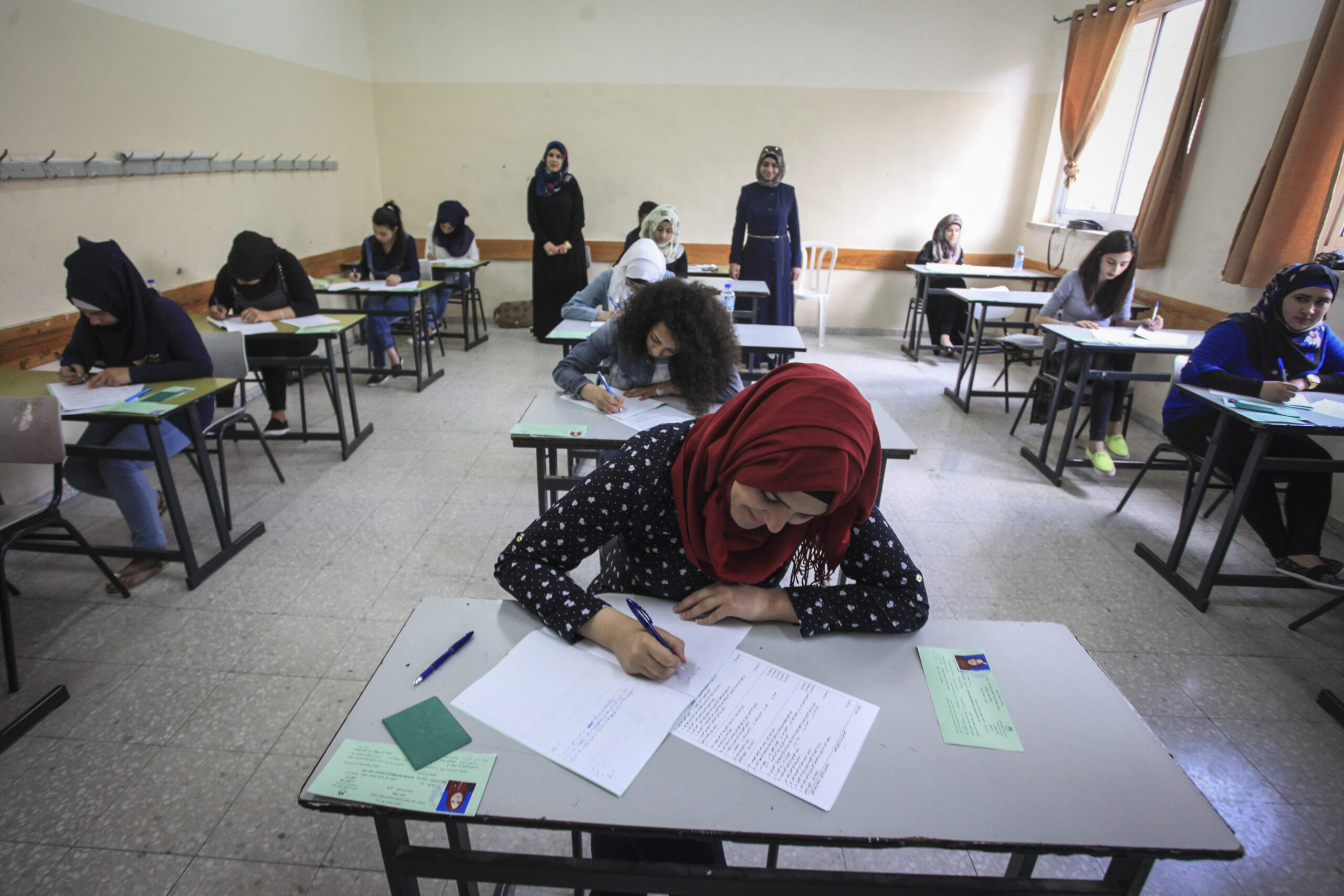 הציונים במבחן פיזה ברשות הפלסטינית נמוכים משמעותית מהממוצע במערב. תלמידים נבחנים בבגרות ברמאללה. למצולמים אין קשר לכתבה (צילום: פלאש 90) 