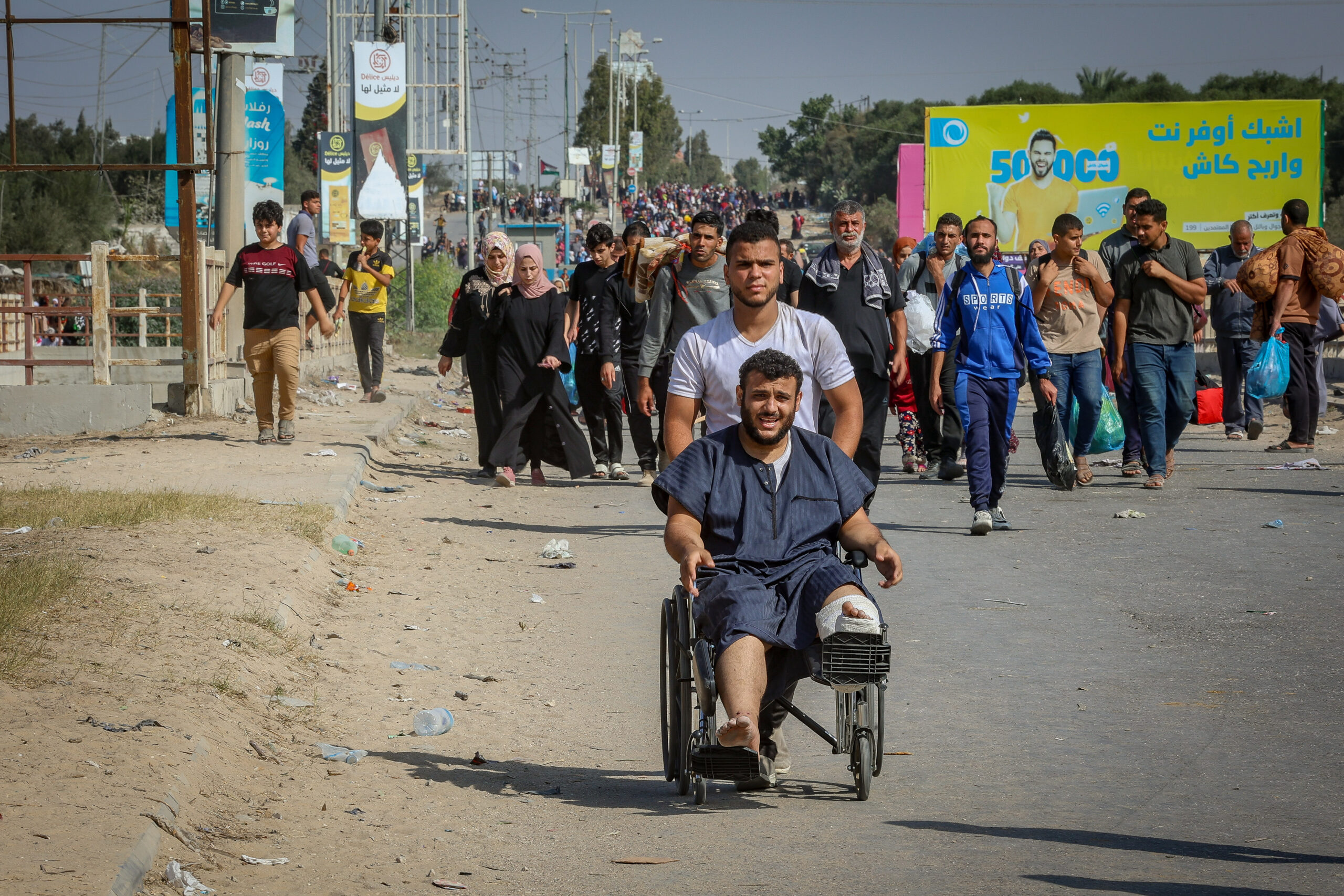לפתור את בעיית עזה אחת ולתמיד. פלסטינים בורחים מצפון הרצועה דרומה (צילום: עטיה מוחמד / פלאש 90)