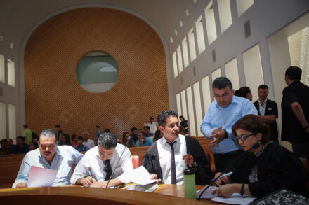 בית המשפט העליון כבר לא משמש מקום בטוח. יוסף גבארין (עומד) עם נציגי עדאלה בעתירה בעליון, 2015 (צילום: הדס פרוש / פלאש 90)