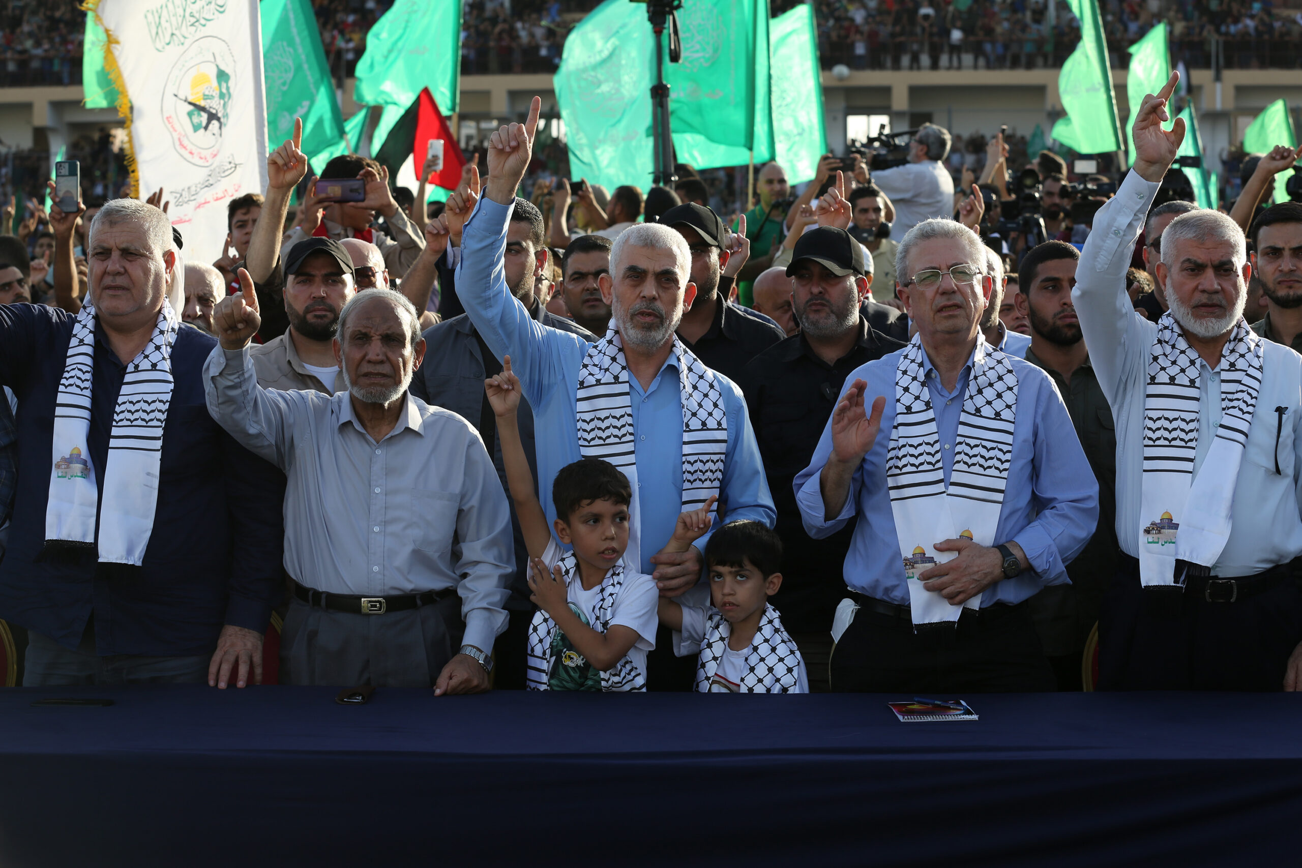"כל התפיסה של חמאס מכוונת להישג פוליטי". יחיא סינואאר והנהגת חמאס בעזה, אוקטובר 2022 (צילום: עטיה מוחמד / פלאש 90)