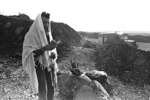 ראשי גוש אמונים הכריזו שדרום לבנון היא נחלת שבטי אשר ונפתלי ולכן יש להתיישב בה. חייל מתפלל בדרום לבנון, 1982 (צילום: נתי הרניק / לע"מ)