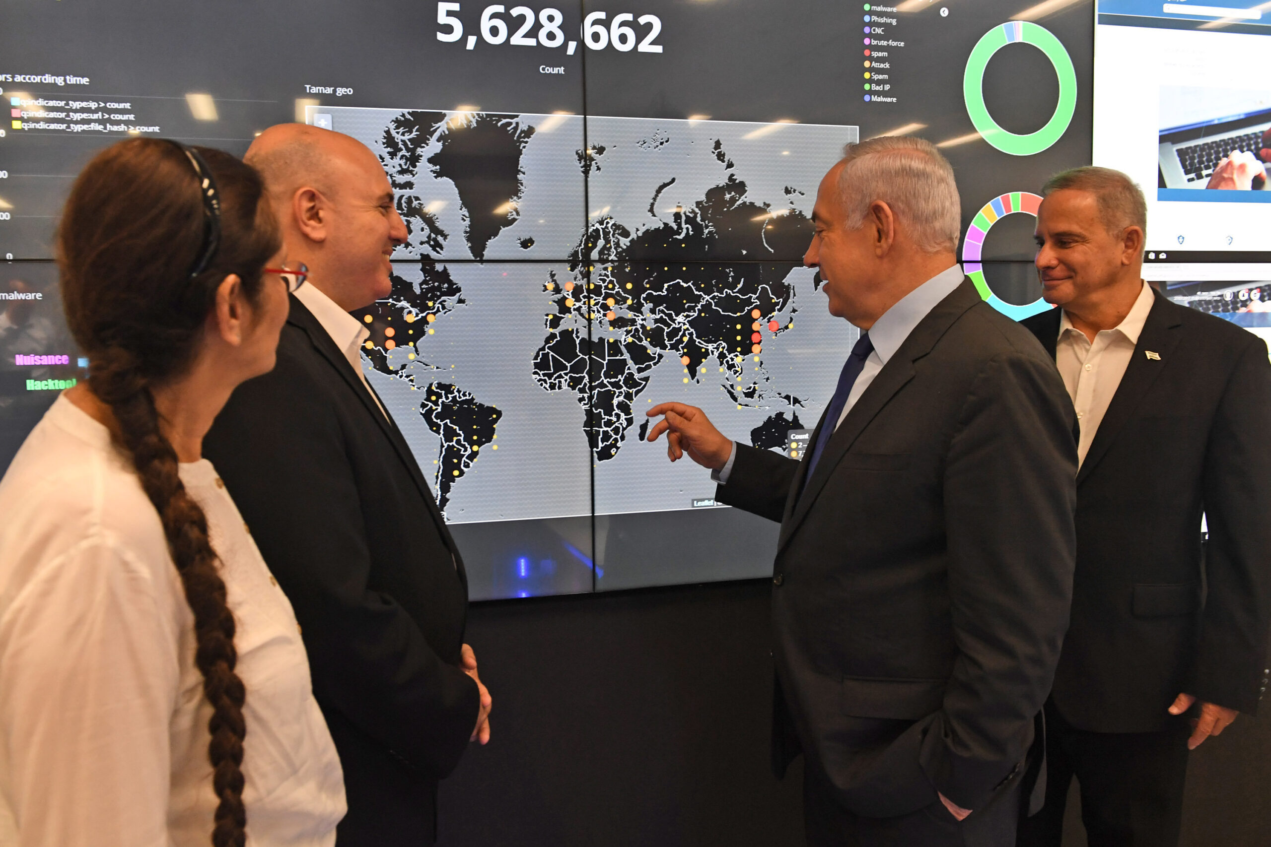 ראש הממשלה, בנימין נתניהו, מבקר בפארק הסייבר בבאר שבע, ב-27 ביולי 2017 (צילום: קובי גדעון / לע"מ)