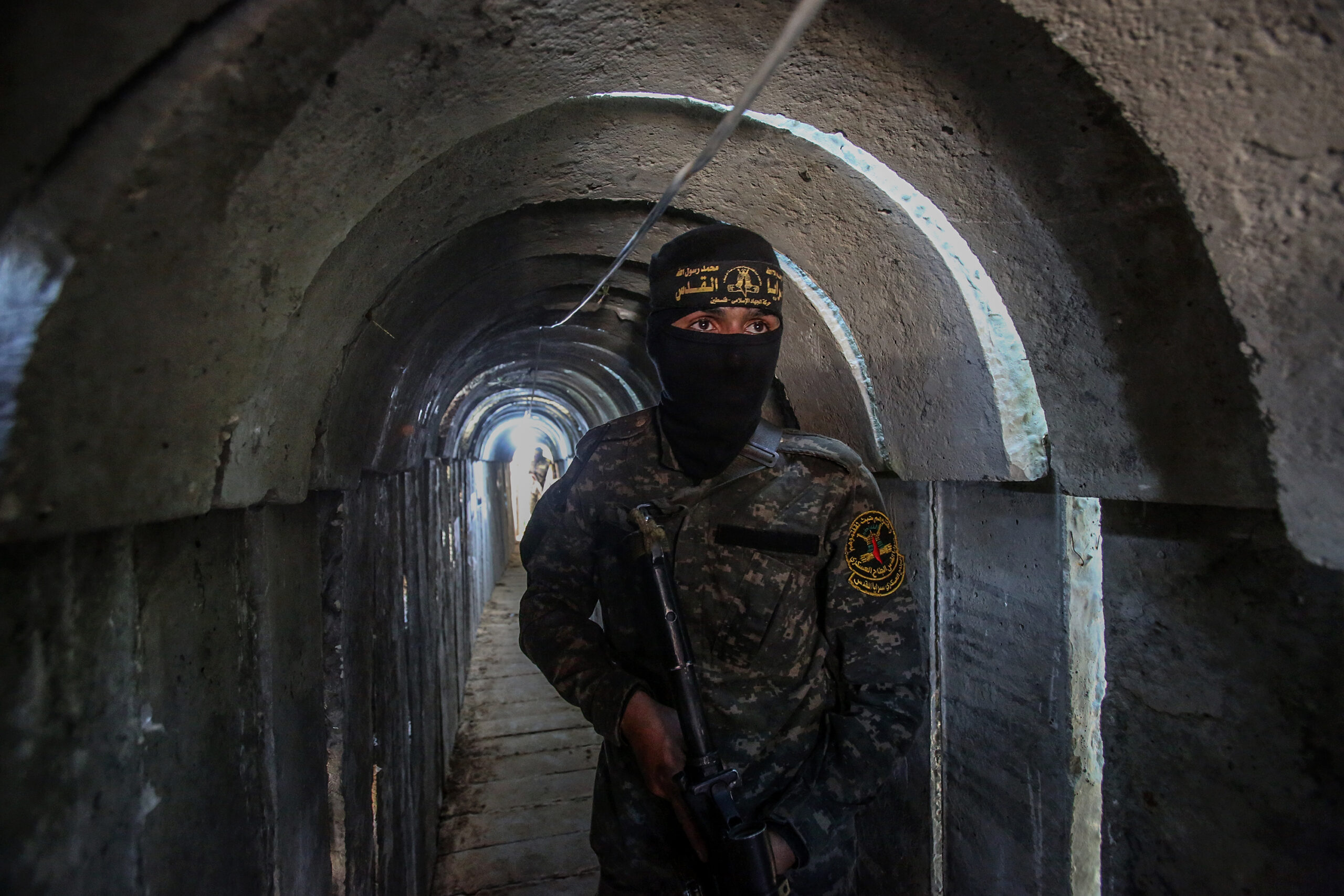 אנשי חמאס שנהרגו במנהרות ב"חומת מגן" מתו לא לא מהפצצות, אלא גם מהגז שהתפזר בעקבות הפיצוצים. לוחם גיהאד אסלאמי במנהרות בעזה, מאי 2022 (צילום: עטיה מוחמד / פלאש 90)