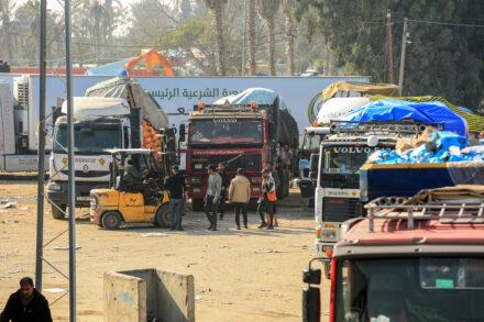 משאיות עם סיוע הומניטרי מגיעות למעבר כרם שלום בדרום רצועת עזה, ב-18 בדצמבר 2023 (צילום: עבד רחים ח'טיב / פלאש90)