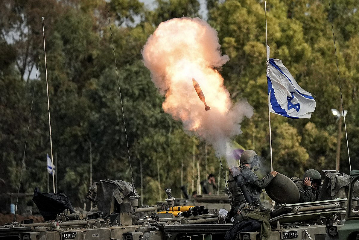 חיילים מפגיזים מטרות ברצועת עזה, ב-3 בינואר 2024 (צילום: פלאש90)