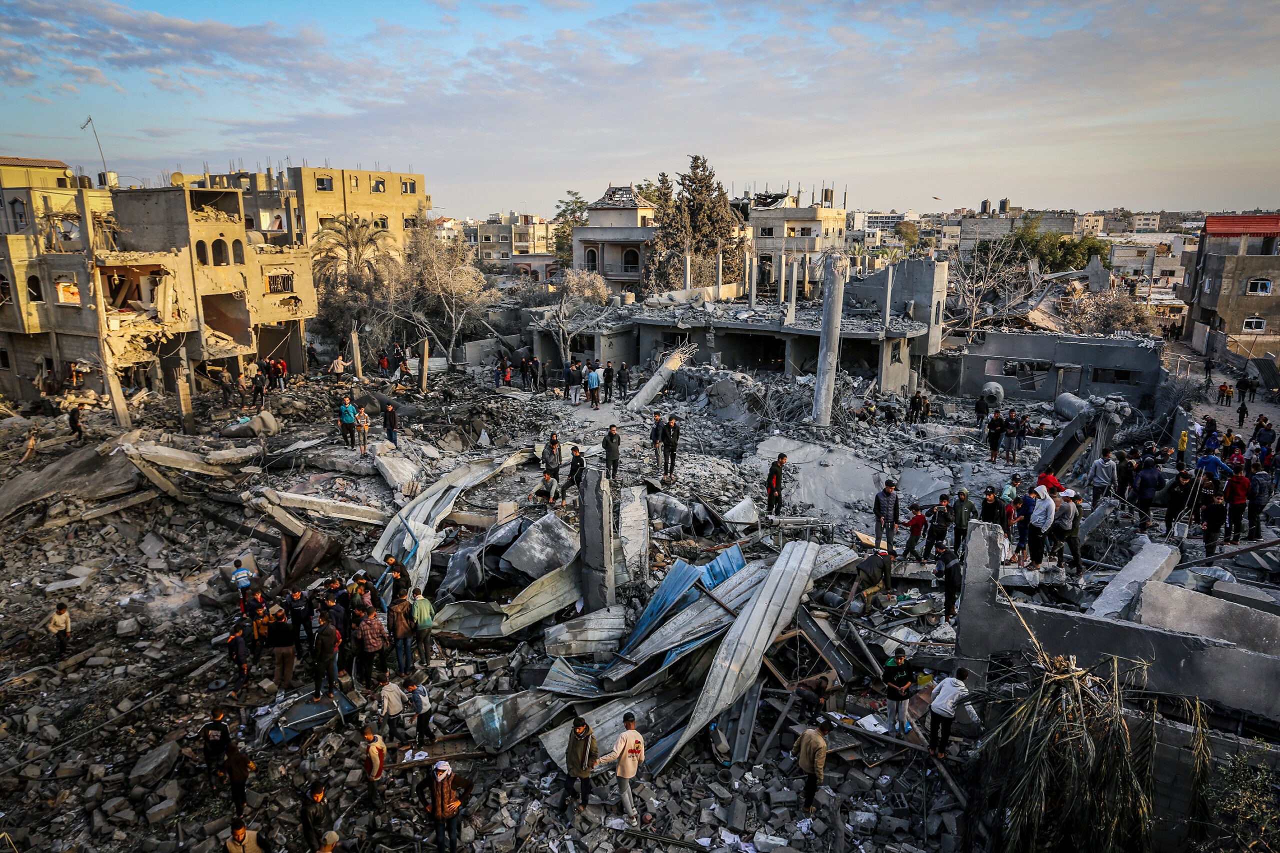 פלסטינים בהריסות של בניינים אחרי הפצצה של חיל האוויר ברפיח, ב-24 בינואר 2024 (צילום: עבד רחים ח'טיב / פלאש90)