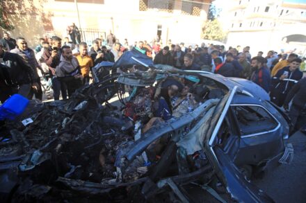המכונית שבה נסעו חמזה אל-דחדוח ומוסטפה תוריא לפני הריגתם (צילום: מוחמד זענון)