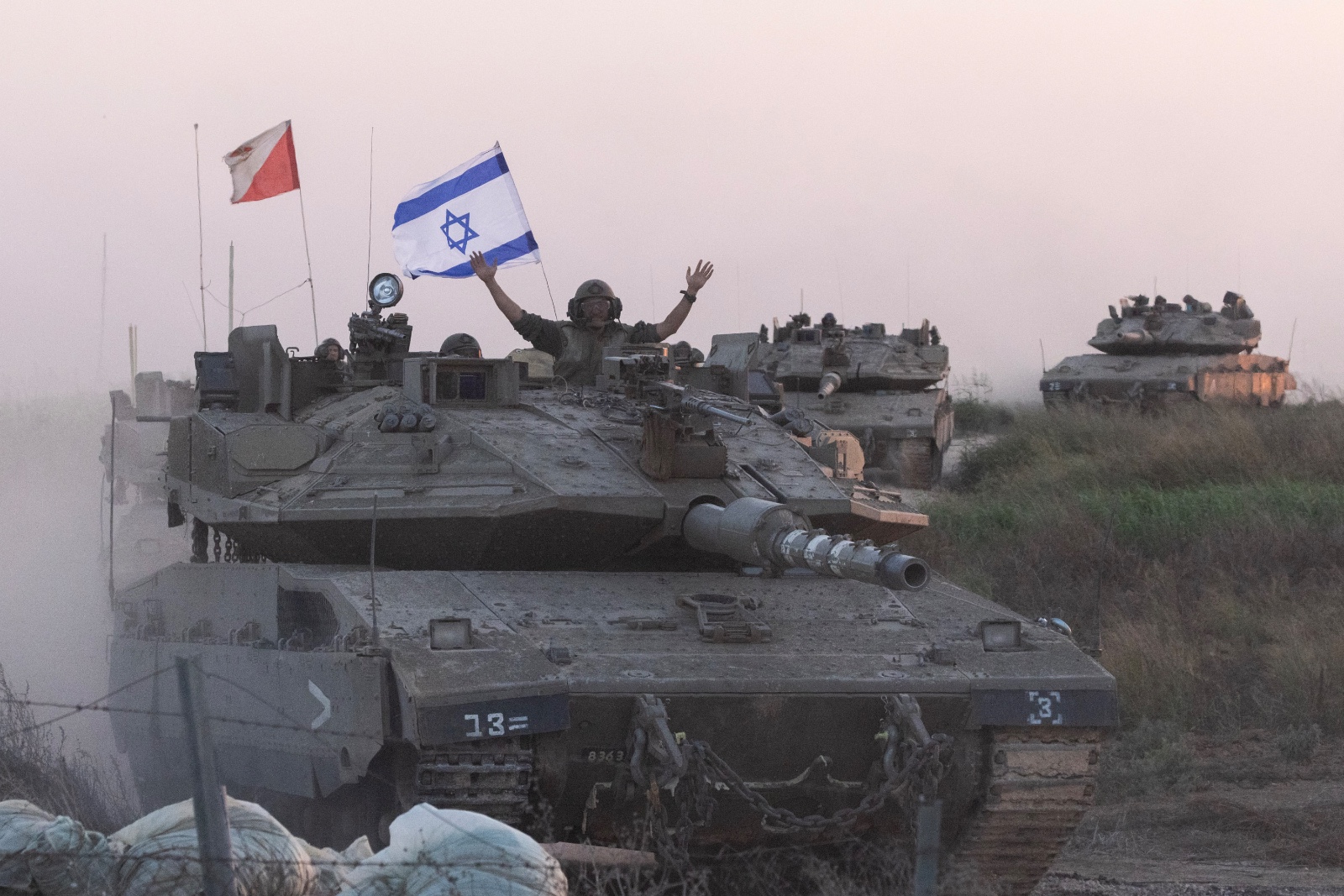 עיתונאים זרים וישראלים מצלמים טנקים בגבול עזה, באוקטובר 2023 (צילום: אורן זיו)