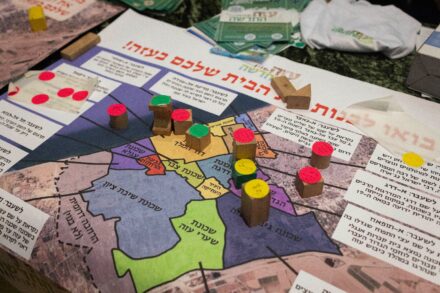 מפת עזה בכנס "התיישבות מביאה ניצחון", בבנייני האומה בירושלים, ב-28 בינואר 2024 (צילום: אורן זיו)